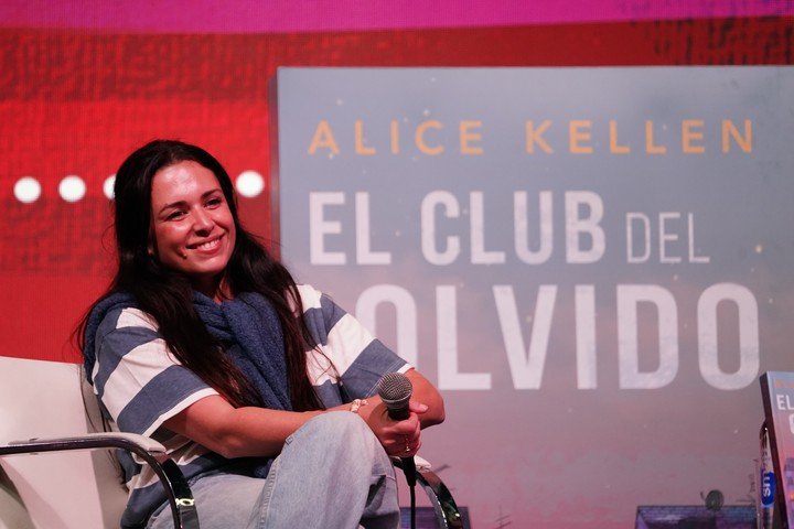 La española Alice Kellen presentó su nuevo libro en la Feria del Libro, una de las novelas más esperadas por el público joven. Foto: Emmanuel Fernández.