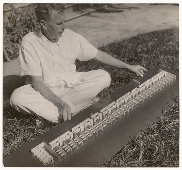 Amancio Williams con la maqueta de Tres hospitales en Corrientes, Argentina. Foto: gentileza.