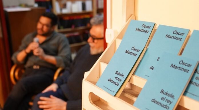 Óscar Martínez presentó ‘Bukele, el rey desnudo’ y advirtió: «El Salvador ya vive una dictadura»