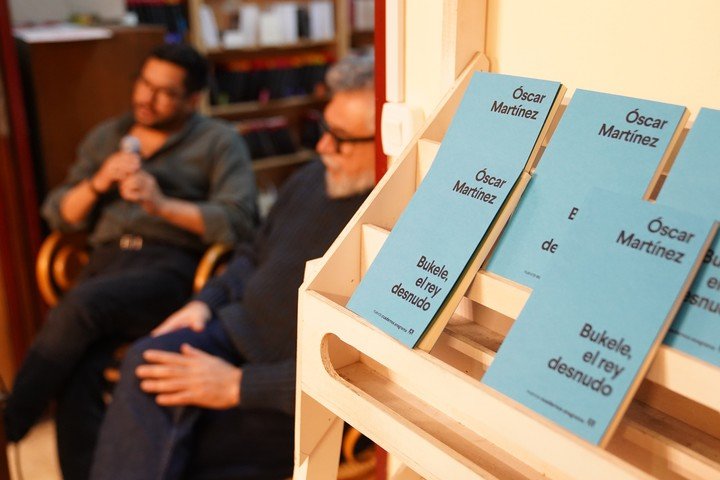 El periodista salvadoreño Óscar Martínez presentó su libro 'Bukele, el rey desnudo' en Buenos Aires. Foto: Martín Bonetto.
