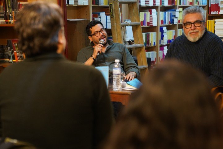 El periodista salvadoreño Óscar Martínez presentó su libro 'Bukele, el rey desnudo' en Buenos Aires. Foto: Martín Bonetto.