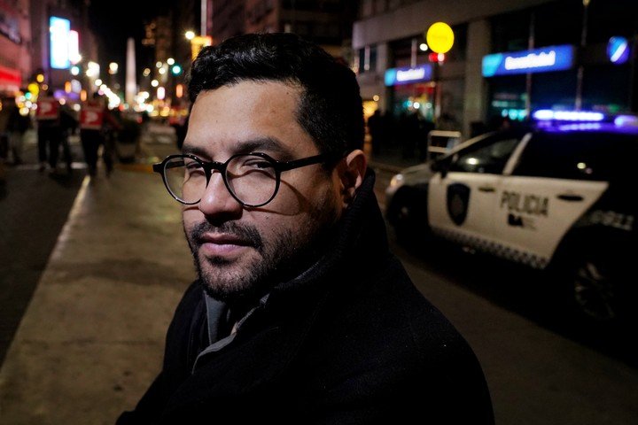 El periodista salvadoreño Óscar Martínez presentó su libro 'Bukele, el rey desnudo' en Buenos Aires. Foto: Martín Bonetto.