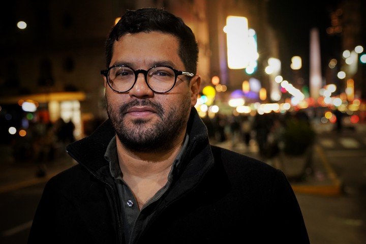 El periodista salvadoreño Óscar Martínez presentó su libro 'Bukele, el rey desnudo' en Buenos Aires. Foto: Martín Bonetto.