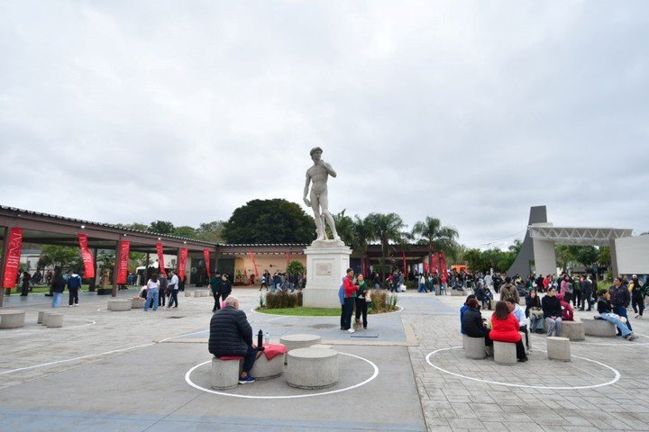 El ingreso al predio, con la réplica del David. Foto: Prensa/Bienal del Chaco