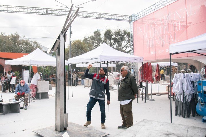 El escultor argentino Néstor Vildoza (der.) y su obra de acero "Pino quebrado". Foto: Prensa/Bienal del Chaco