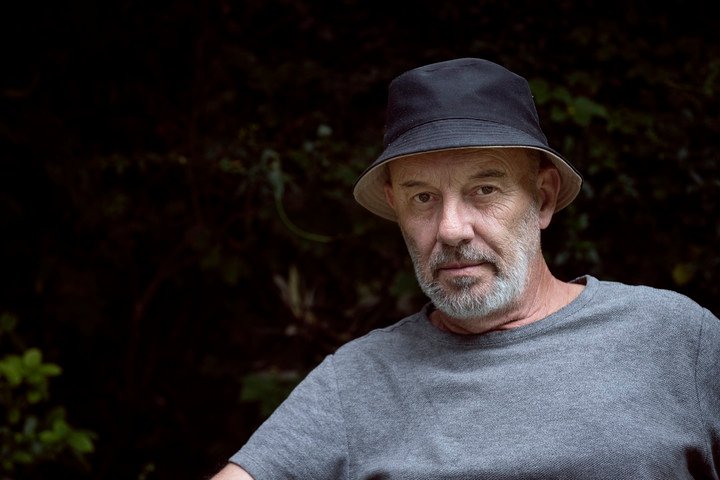 El escritor Sergio Bizzio posa para una foto en Buenos Aires en 2024. Foto: Mariana Nedelcu.