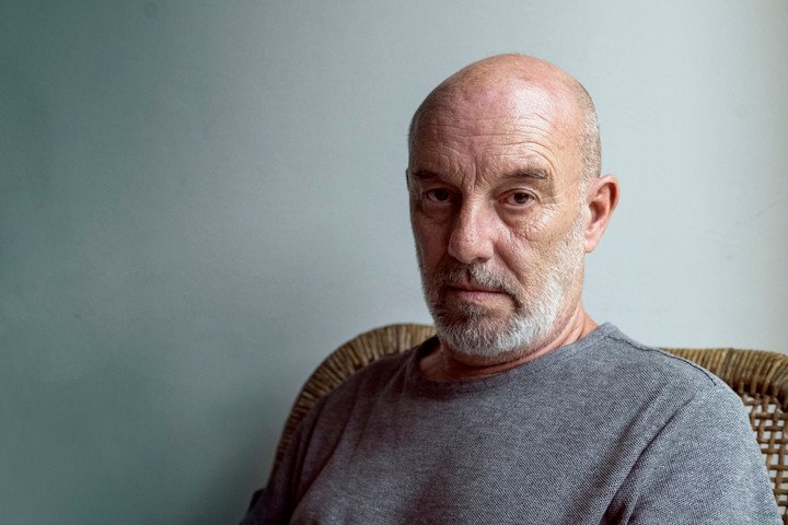 El escritor Sergio Bizzio posa para una foto en Buenos Aires en 2024. Foto: Mariana Nedelcu.