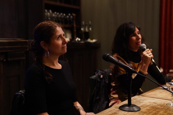 Sofía Balbuena presentó su libro en Eterna Cadencia con la editora Magalí Etchebarne. Foto: Emmanuel Fernández.