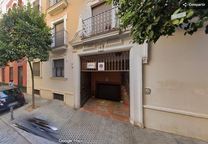 Los dueños de la obra de Joaquín Sorolla la dejaron apoyada contra la pared del inmueble situado en el número 5 de la calle Rafael González Abreu, del centro de Sevilla. Foto: Google maps.