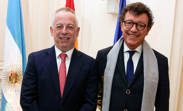Martín Etchevers, gerente de Relaciones Institucionales y comunicaciones Grupo Clarín, junto a Gerardo Grieco, director general del Teatro Colón, en la Gala a beneficio del Bellas Artes. Foto: Clarín.