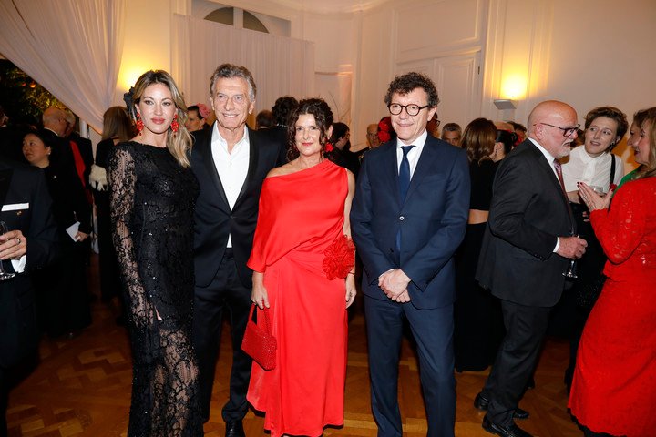 El expresidente Mauricio Macri, y su pareja Dolores Teuly, la ministra de Cultura porteña, Gabriela Ricardes, y el director del Teatro Colón, Gerardo Grieco, en la velada a beneficio del Bellas Artes. Foto: Julio Ruíz