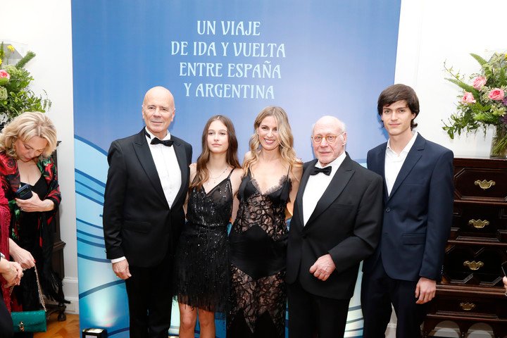 El abogado, escritor y coleccionista de arte Julio César Crivelli, presidente de la Asociación Amigos del Museo Nacional de Bellas Artes, junto a su hija, Lucía Crivelli, jefa de Neuropsicología de FLENI, y sus nietos, además de Jorge Telerman. Foto: Julio Ruíz