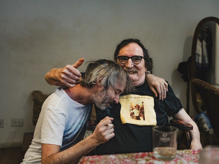 Abrazo con Charly García. Foto: James Rhodes, gentileza.