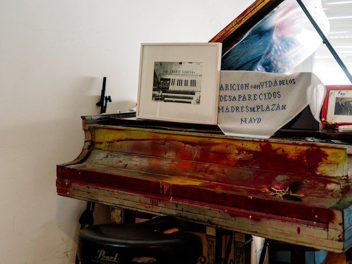 El piano de Charly García retratado por el pianista británico residente en Madrid James Rhodes. Foto: James Rhodes, gentileza.