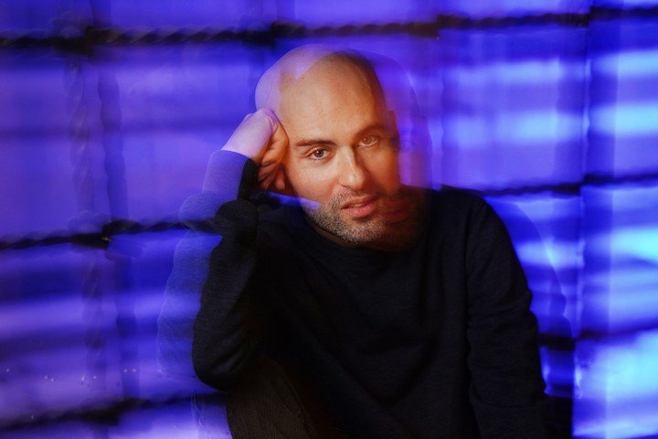 El escritor español Daniel Morales es autor de Cuaderno inglés, la novela con la que obtuvo el Premio Clarín Novela 2025. Foto: Martín Bonetto.