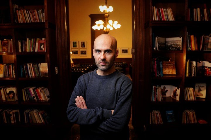 El escritor español Daniel Morales es autor de Cuaderno inglés, la novela con la que obtuvo el Premio Clarín Novela 2025. Foto: Martín Bonetto.