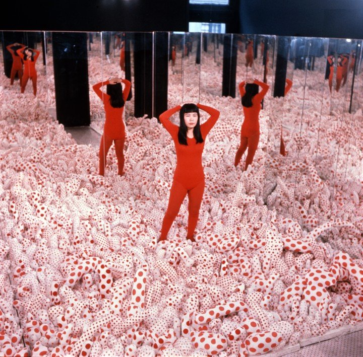 Estreno. La primera versión del Infinity Mirror Room—Phalli’s Field, 1965, en la galería Castellane de Nueva York. 