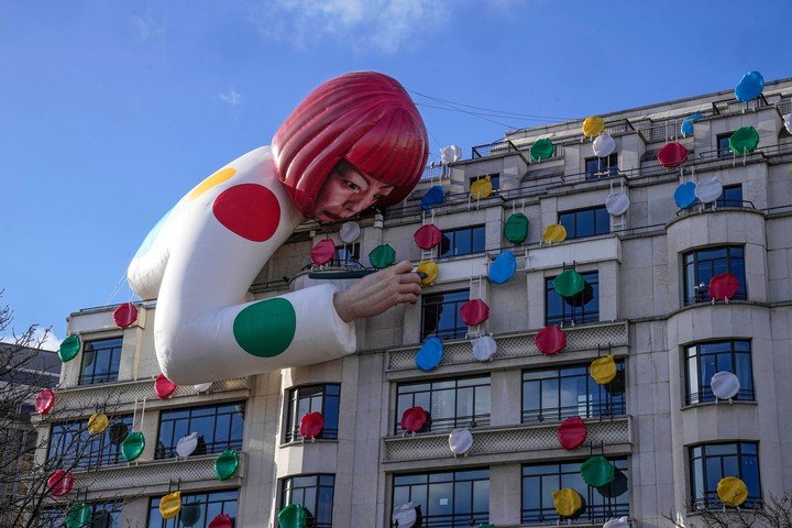 En la imagen, tomada el domingo 15 de enero de 2023 en los Campos Elíseos de París, se ve la instalación de la artista japonesa Yayoi Kusama, que se asoma sobre la tienda insignia de Louis Vuitton. (Foto AP/Michel Euler, archivo)
