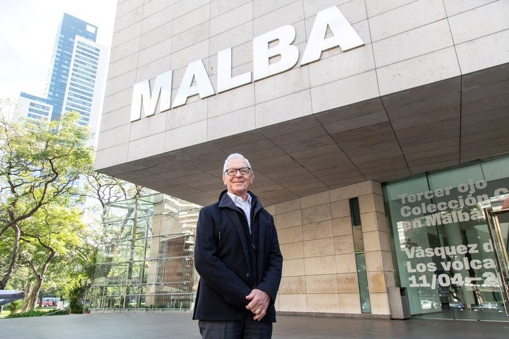 Eduardo Costantini retratado por Alejandro Guyot en la entrada al Malba. Foto: gentileza Prensa Malba.