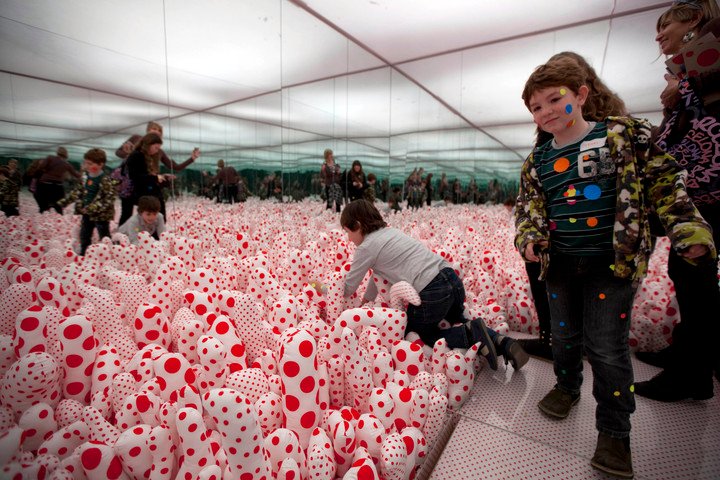 Unos niños disfrutan de la exposición «Obsesión infinita» de Yayoi Kusama en el Malba en 2013. (AP Photo / Natacha Pisarenko) 