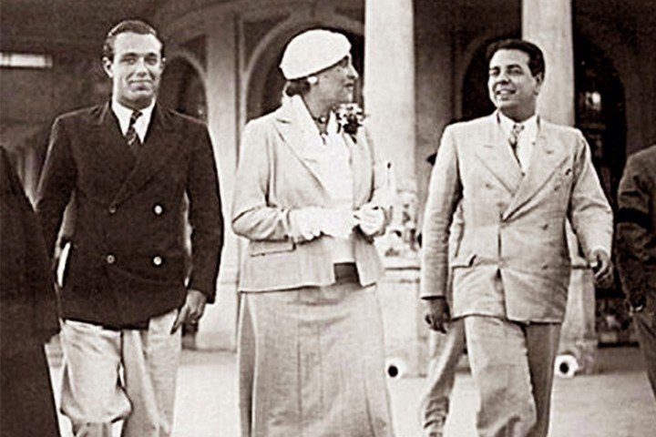 Victoria Ocampo escoltada por Jorge Luis Borges y Adolfo Bioy Casares caminando por la antigua rambla de Mar del Plata en marzo de 1935. Foto. archivo Clarín.