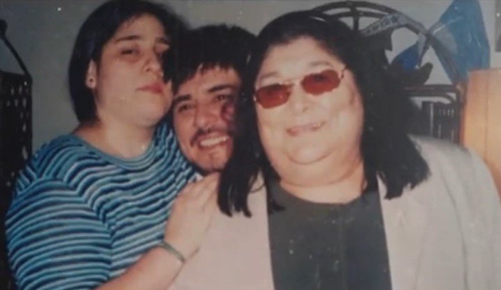 Araceli, su padre Fabián Matus y Mercedes Sosa. Archivo Clarín.