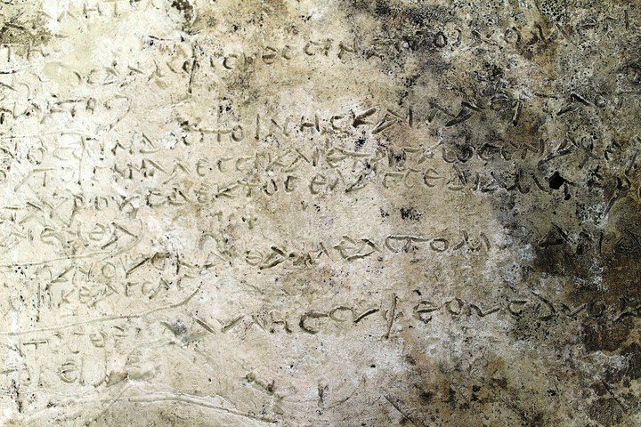 Vista de la tablilla de arcilla con una inscripción grabada descubierta tras tres años de excavaciones en el yacimiento arqueológico de la antigua Olimpia que preserva trece versos de La Odisea de Homero.EFE/ Ministerio de Cultura De Grecia