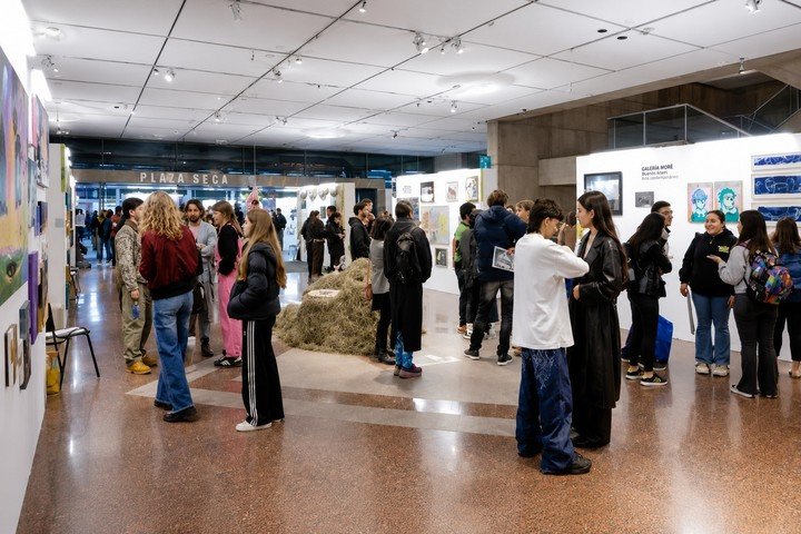 La cuarta edición de la feria de arte contemporáneo Plateada en el Teatro Argentino de La Plata. Foto: redes sociales.