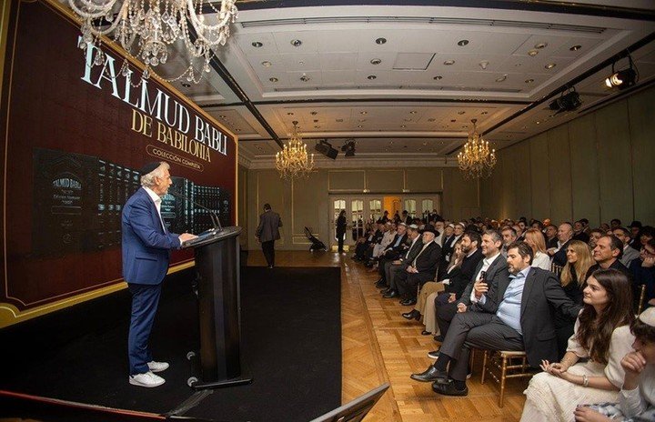 La presentación de la traducción y explicación completa del Talmud en español se realizó en un evento en el Hotel Alverar. Foto: redes sociales.