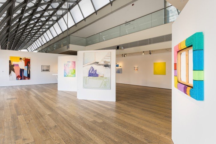 Vista de la sala donde se desarrollará el remate. El artista Román Vitali, en primer plano a la derecha. Traído por la galería rosarina Diego Obligado. Foto: Diego Spovacow. Cortesía.