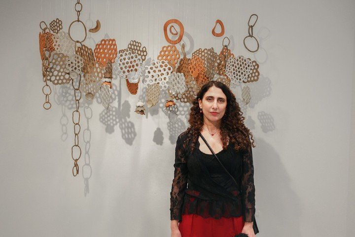 Obra de Josefina Laratro en la muestra Trama Invisible: Cielo-Tierra-Corazón, en la sala "Arq. Clorindo Testa" del Fondo Nacional de las Artes. Foto: gentileza.