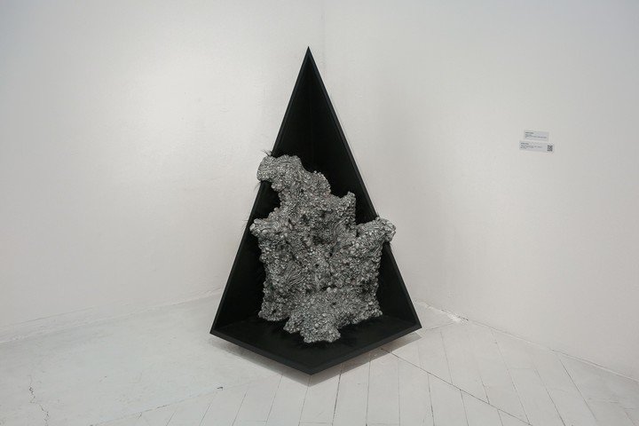 Obra de Lucrecia Literas en la muestra Trama Invisible: Cielo-Tierra-Corazón, en la sala "Arq. Clorindo Testa" del Fondo Nacional de las Artes. Foto: gentileza.