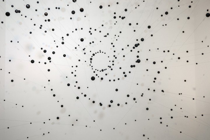 Obra de Luciana Targise en la muestra Trama Invisible: Cielo-Tierra-Corazón, en la sala "Arq. Clorindo Testa" del Fondo Nacional de las Artes. Foto: gentileza.