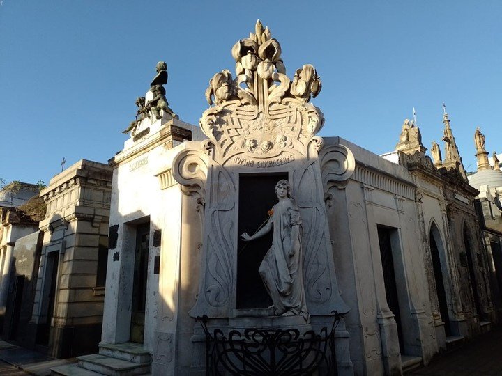 La escultura junto a los restos de Rufina Cambaceres en el Cementerio de Recoleta.