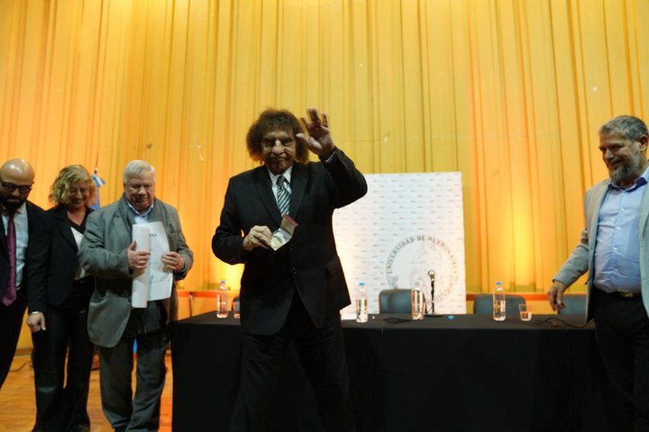Alejandro Dolina recibió el doctorado Honoris Causa de la UBA en la Facultad de Ciencias Sociales. Foto: Martín Bonetto. 