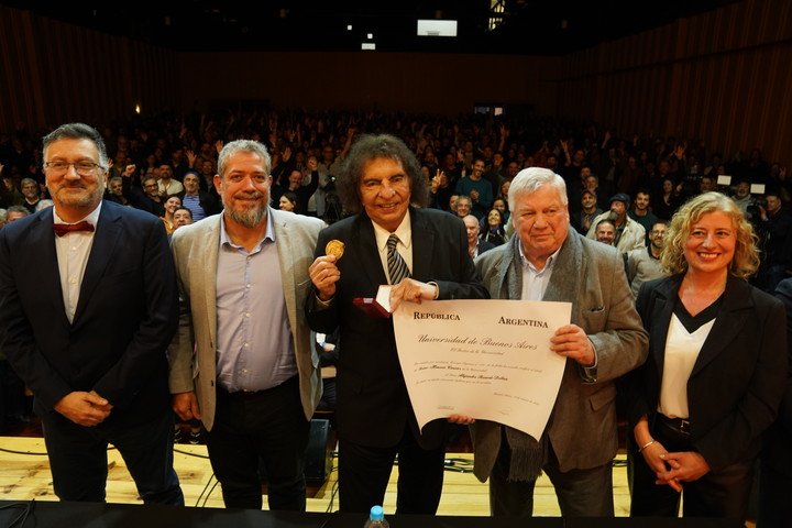 Alejandro Dolina recibió el doctorado Honoris Causa de la UBA en la Facultad de Ciencias Sociales. Foto: Martín Bonetto. 