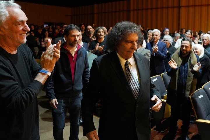 Ovacionado llegó Alejandro Dolina a la Facultad de Ciencias Sociales para recibir el doctorado Honoris Causa de la UBA. Foto: Martín Bonetto. 