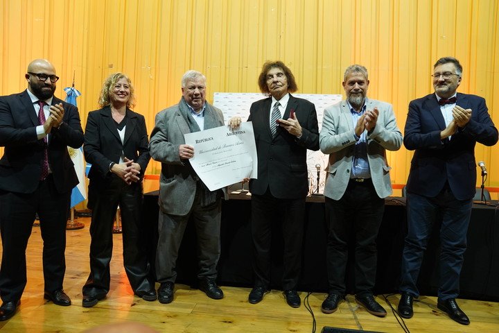Alejandro Dolina recibió el doctorado Honoris Causa de la UBA en la Facultad de Ciencias Sociales. Foto: Martín Bonetto. 