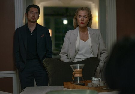 Steven Yeun y Gillian Anderson en 'Animales'
