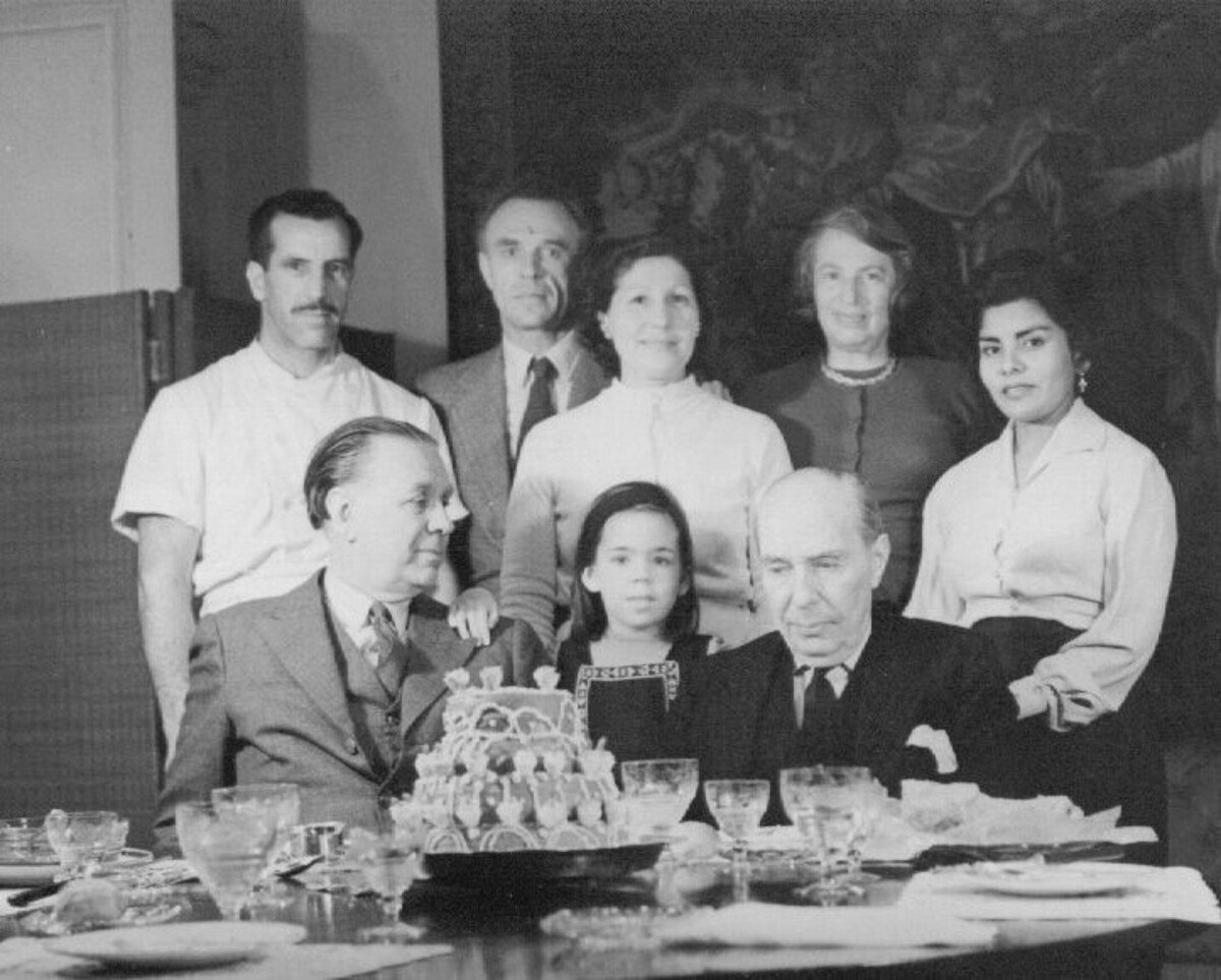 Cumpleaños de ABC, 15 de septiembre de 1959. De pie, Cocinero, Bioy, Silvina Ocampo y empleadas. En primera fila, Borges, Martita, hija de Bioy y Silvina, y su abuelo, Adolfo Bioy. Foto. gentileza D.M. 