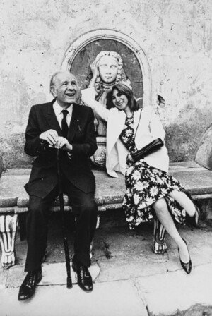 Borges y María Kodama. Villa Palagonia, Bagheria (Sicilia), marzo de 1984. Fotografía de Ferdinando Scianna