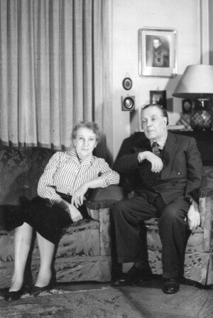 "Borges y su madre en su casa, en el rincón donde ella le lee y él dicta. Octubre de 1959. La posición de la mano de Borges es típica". (Nota y foto de Bioy.) 