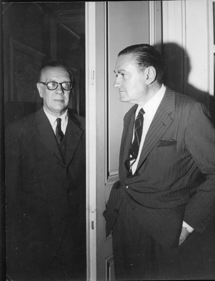 Borges y Manuel Peryrou, uno de los pocos amigos favoritos de ambos. Junto a una de las innumerables puertas del piso de la calle Posadas. Fotografía de Bioy, 26 de noviembre de 1960. 