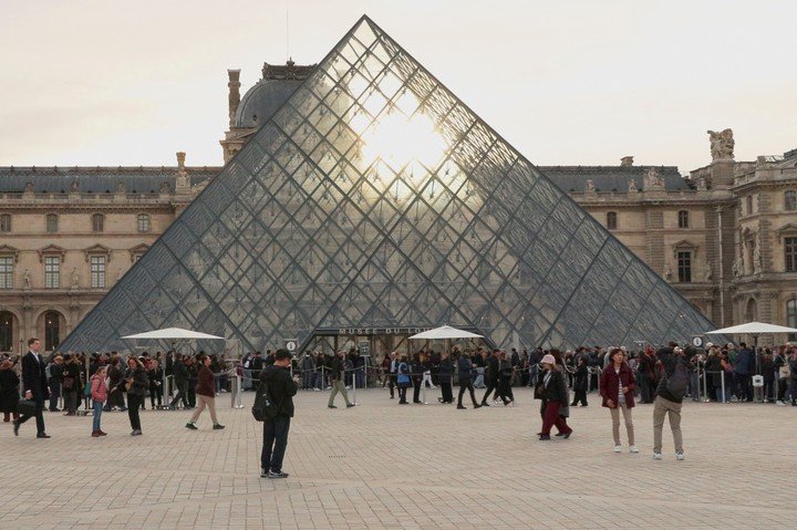 El Louvre de París, el más visitado del mundo, abrió sus puertas de nuevo, tras el robo de joyas que sufrió. EFE/ Edgar Sapiña Manchado.