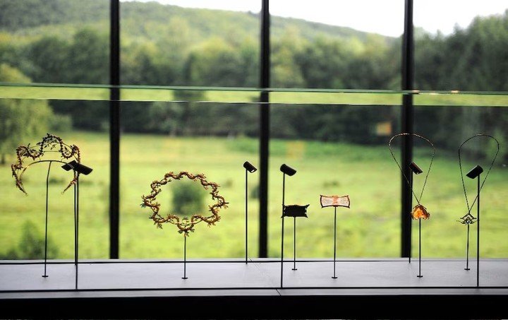 El botín del robo de casi 30 piezas del museo Lalique supera los 4,5 millones de euros (Photo by PATRICK HERTZOG / AFP)