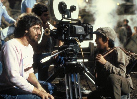 Steven Spielberg y Ke Huy Quan en el rodaje de 'Indiana Jones y el Templo Maldito'