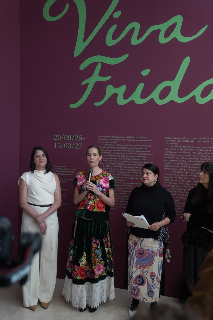 Elina Costantini en la inauguración de Viva Frida, junto a Perla Labarthe Álvarez, directora del Museo Frida Kahlo y la curadora Circe Henestrosa. Foto: Guillermo Rodríguez Adami. 