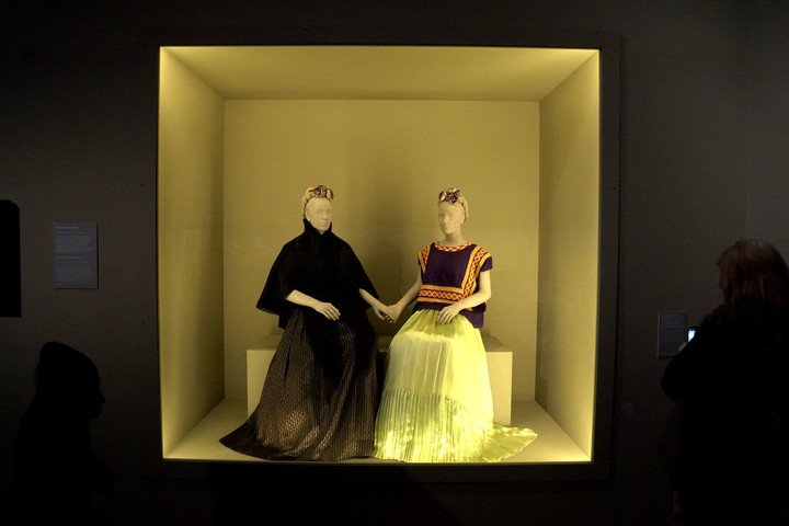 Una recreación con su vestimenta de la pintura "Las dos Fridas". Foto: Guillermo Rodríguez Adami. 