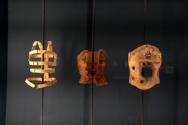 Los corsets intervenidos por Frida. Foto: Guillermo Rodríguez Adami. 