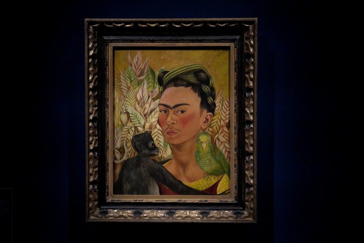 "Autorretrato con chango y loro" (1942). Foto: Guillermo Rodríguez Adami. 